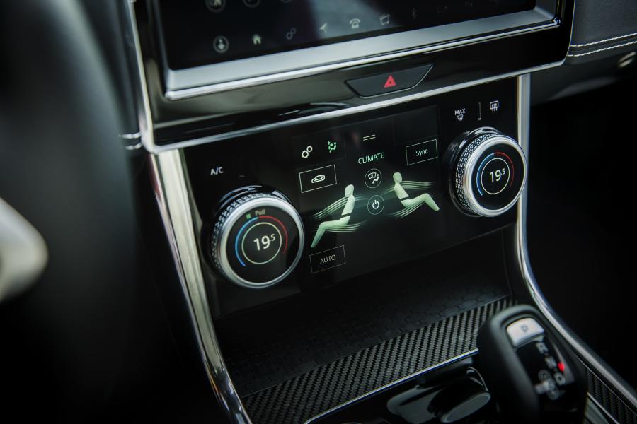 Детали интерьера Jaguar XE P300 R-Dynamic 2019 года  (NA) (фото 12 из 40)